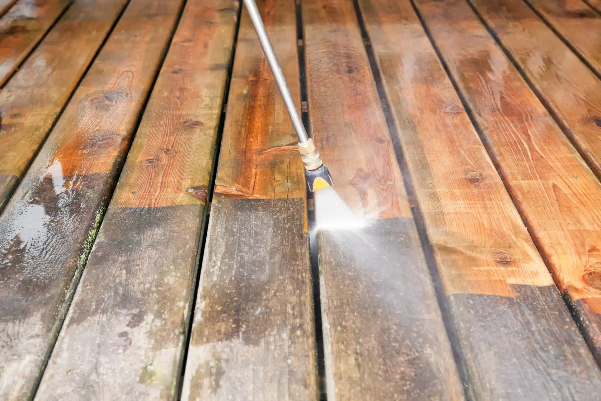 Cleaning wooden surface with power washer
